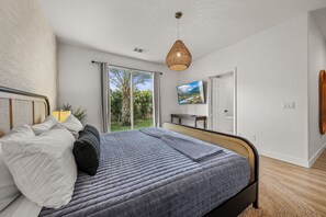 6 habitaciones, escritorio y tabla de planchar con plancha