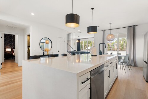 Stunning salt-water pool home with games and more!