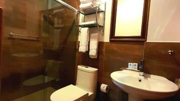 Regadera, secadora de cabello, toallas, jabón