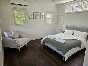 5 bedrooms, iron/ironing board, WiFi, bed sheets