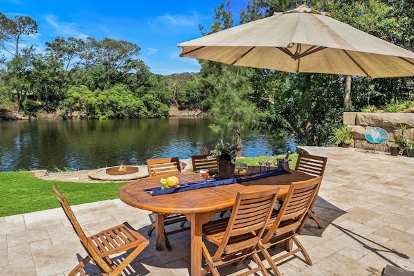 Outdoor dining - Waterfront Retreat - Kayaks, Heated Pool, Firepit and so much more! (Lower Portland)