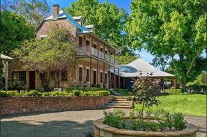 Exterior - Waterfront Retreat - Kayaks, Heated Pool, Firepit and so much more! (Lower Portland)