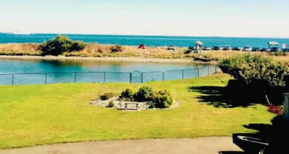 Beach Front Oasis 15 Minutes To Downtown Victoria