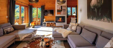 Fernseher, Kamin, Tischtennisplatte