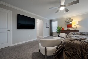 5 室のベッドルーム、デスク、アイロン / アイロン台、旅行用ベビーベッド