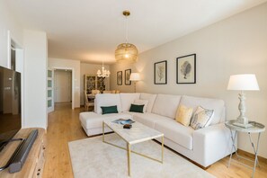 TV - Family apartment in Malaga next to the beach (Málaga)