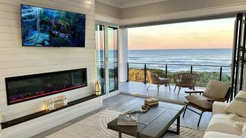 Smart TV, lareira, livros, aparelho de som
