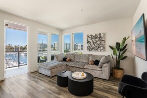 Living area - Charming Retreat on the Westside MDR/Venice/SM (Marina del Rey)