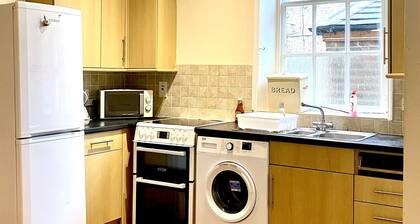 Country cottage in the heart of the city
