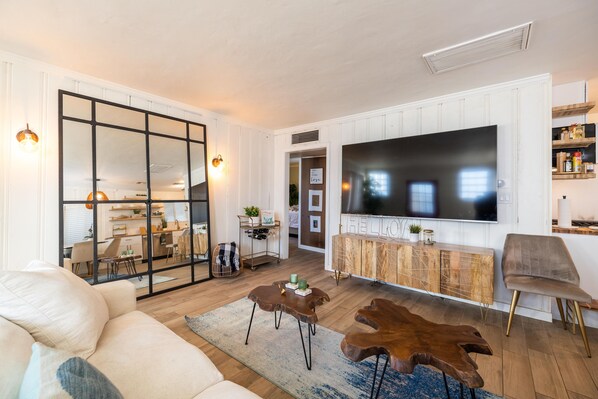 Living area - Historic Cozy and Aesthetic Cottage w/Private, Safe Pet-Friendly Yard (Phoenix)