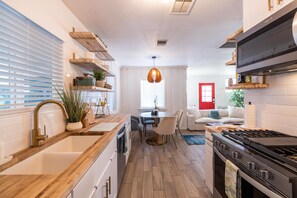 Private kitchen - Historic Cozy and Aesthetic Cottage w/Private, Safe Pet-Friendly Yard (Phoenix)