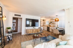 Living area - Historic Cozy and Aesthetic Cottage w/Private, Safe Pet-Friendly Yard (Phoenix)