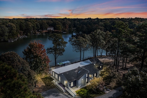 Spacious waterfront family retreat. Dogs welcome!, 1-Level Home w/ Rec Room and Fenced Yard