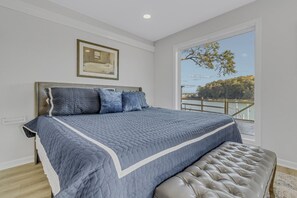 4 bedrooms, free WiFi, bed sheets, wheelchair access - Spacious waterfront family retreat. Dogs welcome!, 1-Level Home w/ Rec Room and Fenced Yard (Northumberland County)