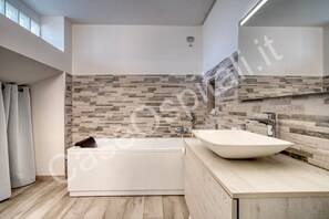 Douche, bidet, shampoing