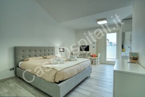 1 habitación y tabla de planchar con plancha 