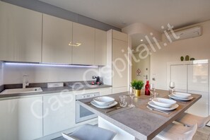 Fridge, microwave, dishwasher - Case Ospitali - Casa La Perla (Cernusco sul Naviglio)