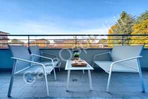 A rooftop terrace with two chairs, a small table, and a tray with a cup and saucer. - Casa La Perla is a classy residence in Cernusco sul Naviglio, ideal for a couple. Located on the elegant second floor of an elevator-accessible building, the bright living room welcomes you for relaxing moments. The modern kitchen is fully equipped. A co (Cernusco sul Naviglio)