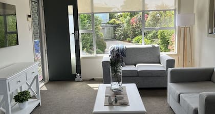 Hidden Gem on the hill - Beautiful modern unit suitable for families.