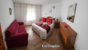 4 makuuhuonetta, työpöytä, silitysrauta/-lauta, ilmainen Wi-Fi