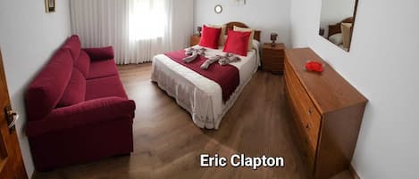 4 bedrooms, desk, iron/ironing board, free WiFi