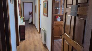 4 Schlafzimmer, Schreibtisch, Bügeleisen/Bügelbrett, kostenloses WLAN