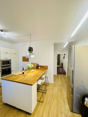 Fridge, microwave, oven, stovetop - Großzügiges Loft in Zentraler Lage (Braunschweig)