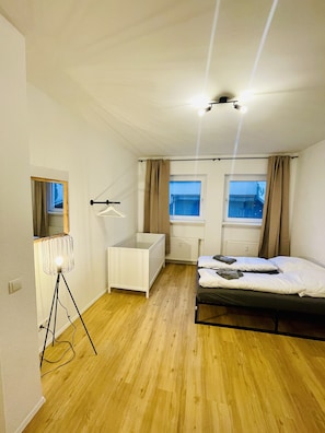 5 chambres, lit de bébé portatif, Wi-Fi, literie fournie
