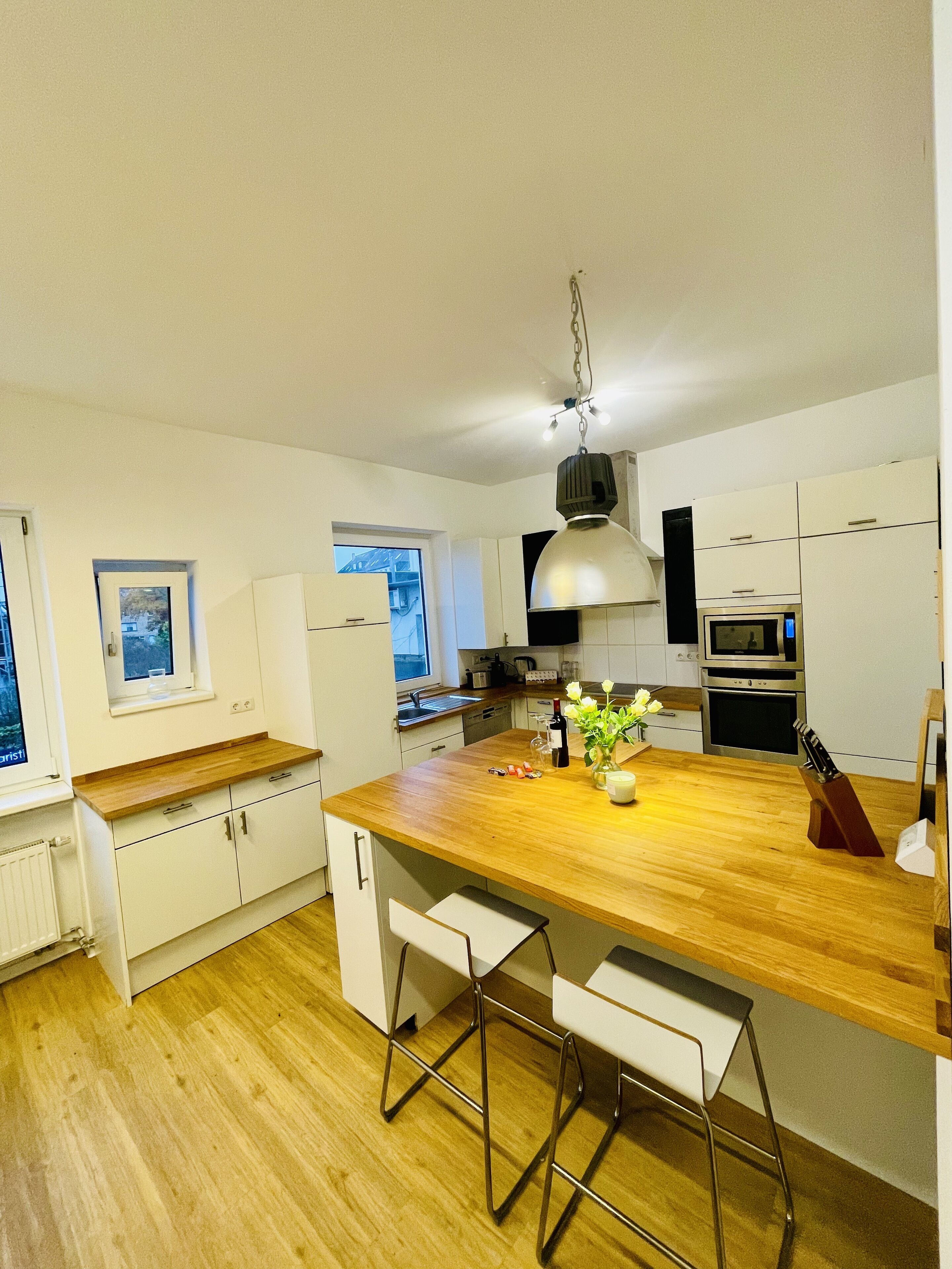 Kylskåp, mikrovågsugn, ugn och spishäll