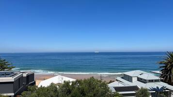 Beach nearby, sun-loungers, beach towels