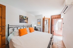 3 dormitorios, tabla de planchar con plancha, cuna de viaje