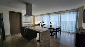 Luxury Condo | Private kitchen | Full-size fridge, microwave, toaster, blender - Condominio en Torre Central 102 (Mazatlán)