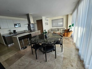Apartamento de lujo | Cocina privada | Frigorífico grande, microondas, tostadora y licuadora