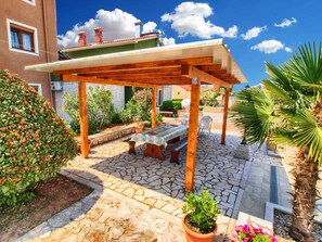 Outdoor dining - Holiday apartment with air conditioning (Valbandon)