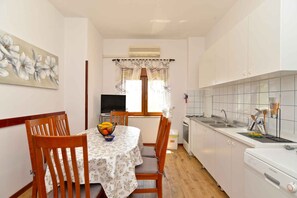 Fridge, oven, stovetop, coffee/tea maker - Holiday apartment with air conditioning (Valbandon)