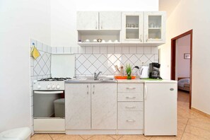 Fridge, oven, stovetop, coffee/tea maker - Holiday apartment with air conditioning (Valbandon)