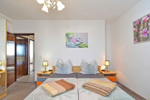 2 bedrooms, iron/ironing board, internet