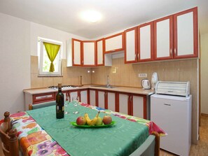 Køleskab, kogeplade, køkkentøj/tallerkener/redskaber