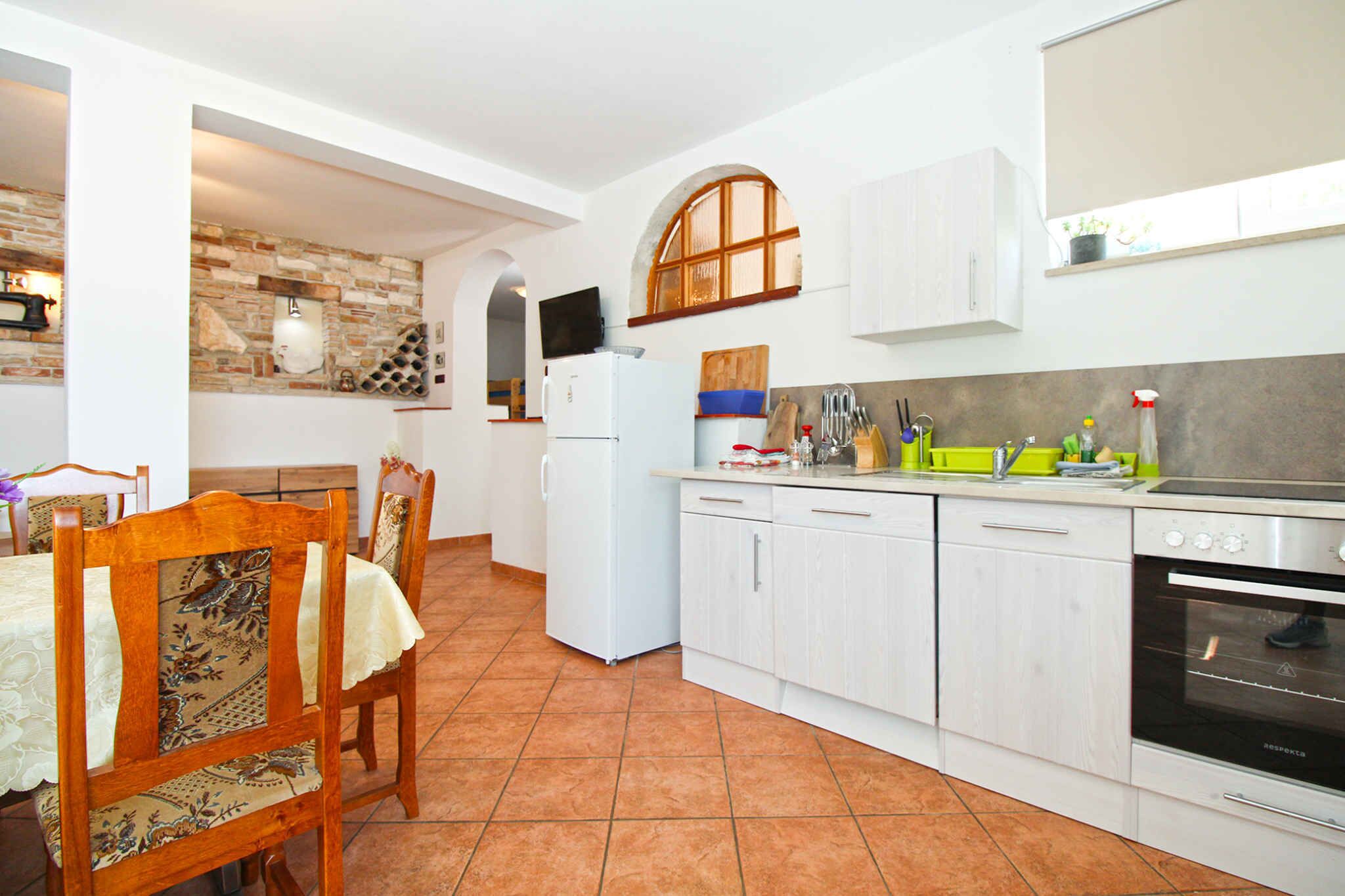 Fridge, oven, stovetop, coffee/tea maker