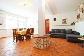 TV - Holiday apartment with air conditioning and barbecue facilities (Premantura)