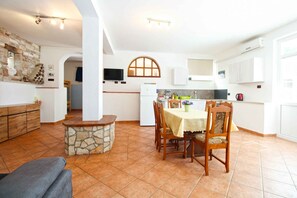 Fridge, oven, stovetop, coffee/tea maker - Holiday apartment with air conditioning (Premantura)