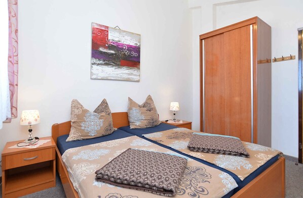 2 bedrooms, iron/ironing board, Internet