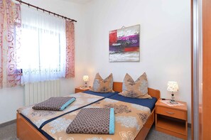 2 bedrooms, iron/ironing board, Internet