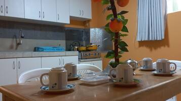 Réfrigérateur, micro-ondes, cafetière/bouilloire, bouilloire électrique