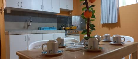 Réfrigérateur, micro-ondes, cafetière/bouilloire, bouilloire électrique