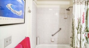Shower, hair dryer, towels - Beautiful 2 bedroom, 2 bath Condo in Maui Hawaii! Maui Kamaole C204. South Kihei (Kihei)
