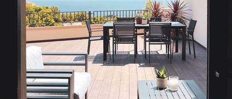 تناول الطعام بالخارج