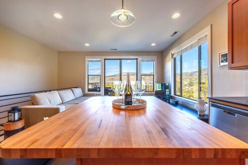 Bluff View - Modern & Beautiful, River Views, Close to Downtown