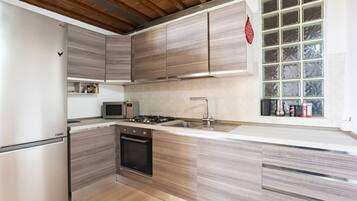 Frigorifero, microonde, forno, piano cottura