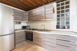 Réfrigérateur, four à micro-ondes, un four, surface de cuisson